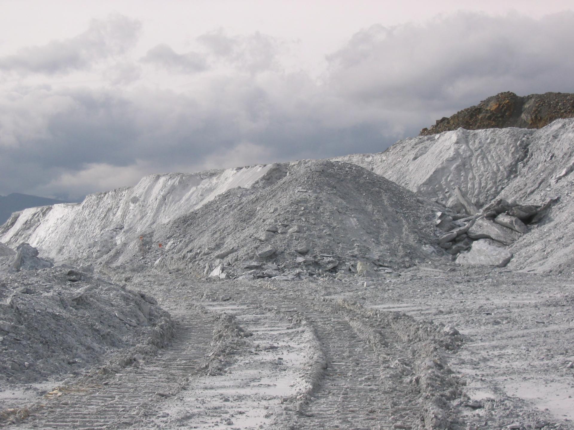 Stocks de talc foisonné, dans la carrière des Talcs de Luzenac. - BRGM - P. Lebret Talc Luzenac
