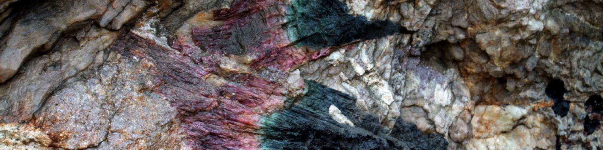 Elbaïte, gemme de la pegmatite de Mount Mica (Maine, Etats-Unis)