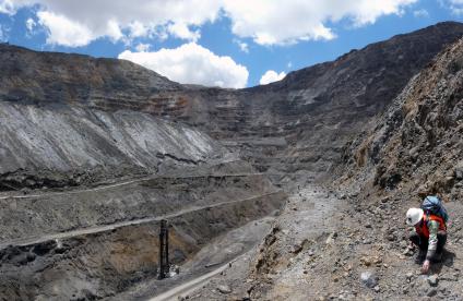 Echantillonnage de minerais de Pb-Zn-Ag au fond de la mine de Cerro de Pasco (alt. 4300m, Pérou)