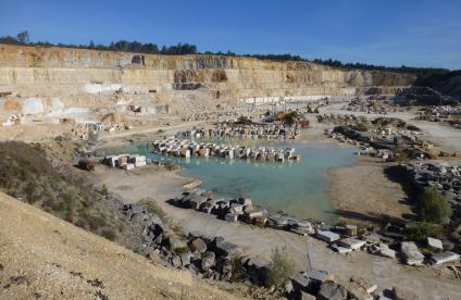 Carrière de calcaire marbrier du Comblanchien (Côte-d’Or)