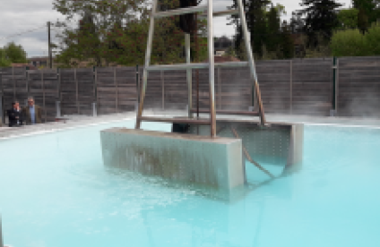 Récolte du gros sel par benne preneuse dans le bassin d'évapo-cristallisation