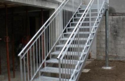 Escalier galvanisé ®serrurier-brive.e-monsite.com