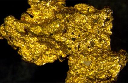 Petite pépite d’or provenant d’un gisement alluvionnaire