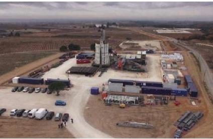 Vue aérienne d'une plate-forme de forage (concession de Parrapon)