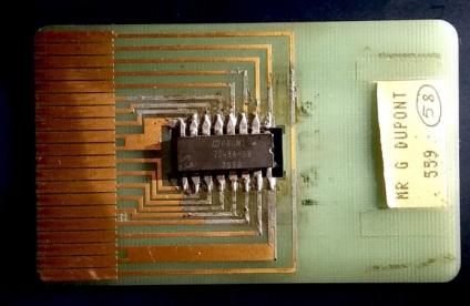 Un des premiers prototypes de carte à puce, réalisé par son inventeur Roland Moreno vers 1975 Par ByB — Travail personnel, CC BY-SA 4.0, https://commons.wikimedia.org