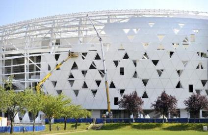 Chantier du stade de Beaublanc à Limoges en 2016 (béton blanc haute performance intégrant du kaolin) © B.AZZOPARD