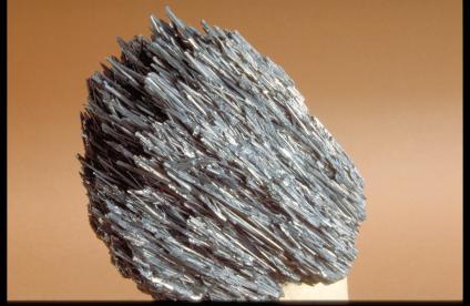 Un échantillon de stibine de 18 cm (Baia Sprie, Roumanie) - © BRGM - Elisabeth Le Goff Echantillon de stibine