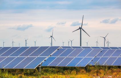 llustration mêlant éoliennes et panneaux solaires - © chungking - Fotolia Energie solaire et éolienne