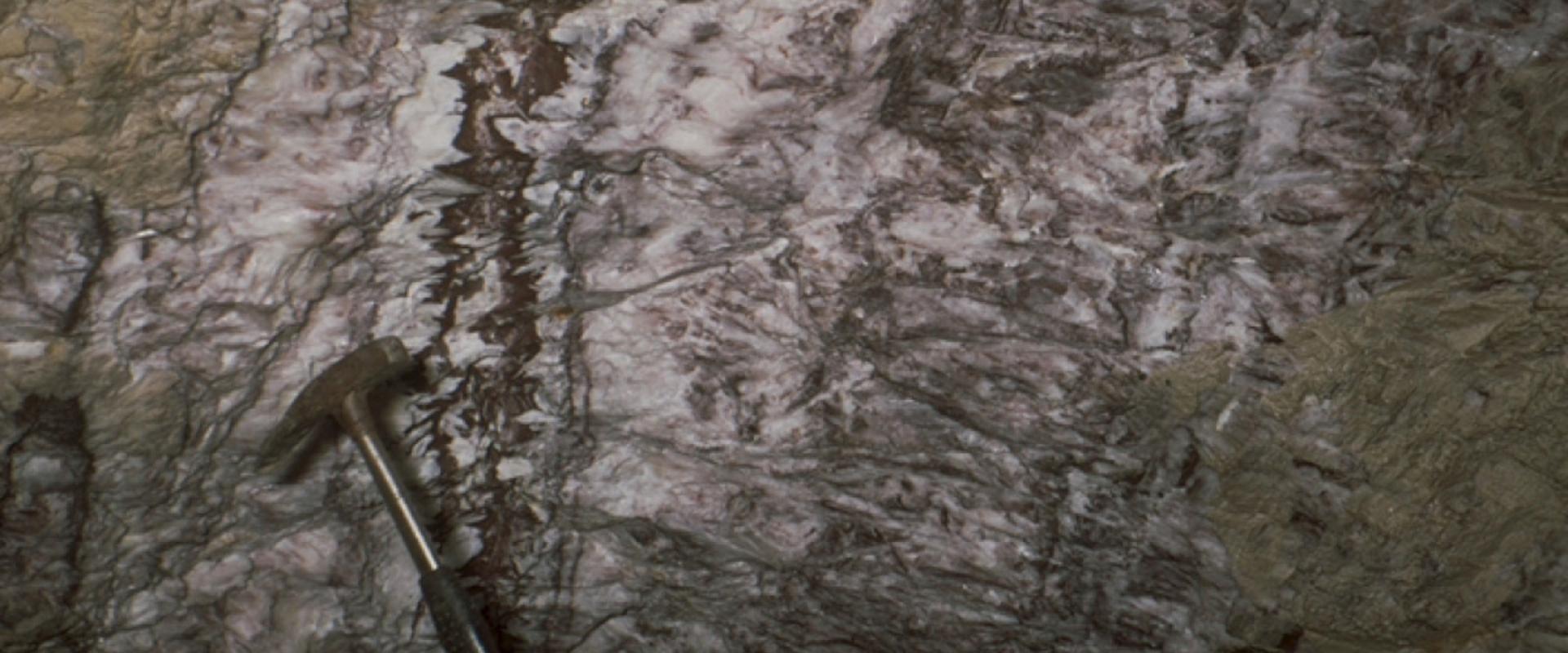 Le Filon de barytine avec rubannements de fluorine (le plus gros filon de barytine de France) dans la mine des Porres, aux Arcs-en-Provence, dans le massif des Maures, dans le Var (France, 1980) - © BRGM Mine des Porres dans le Var