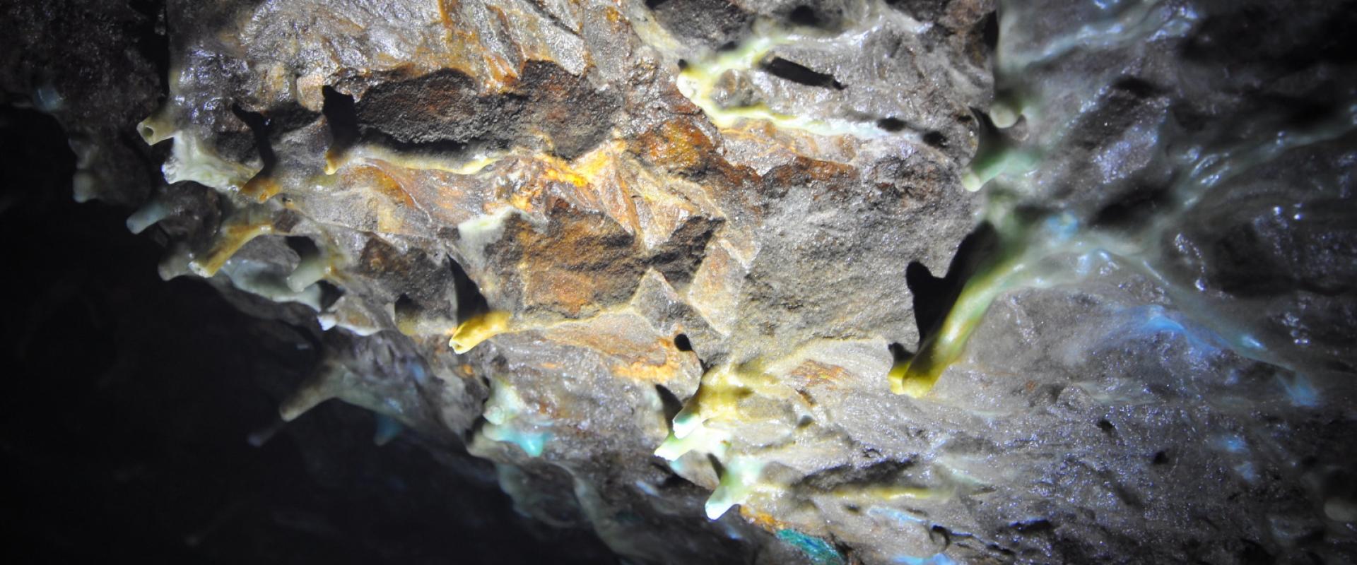 Concrétions colorées par les minéralisations de cuivre