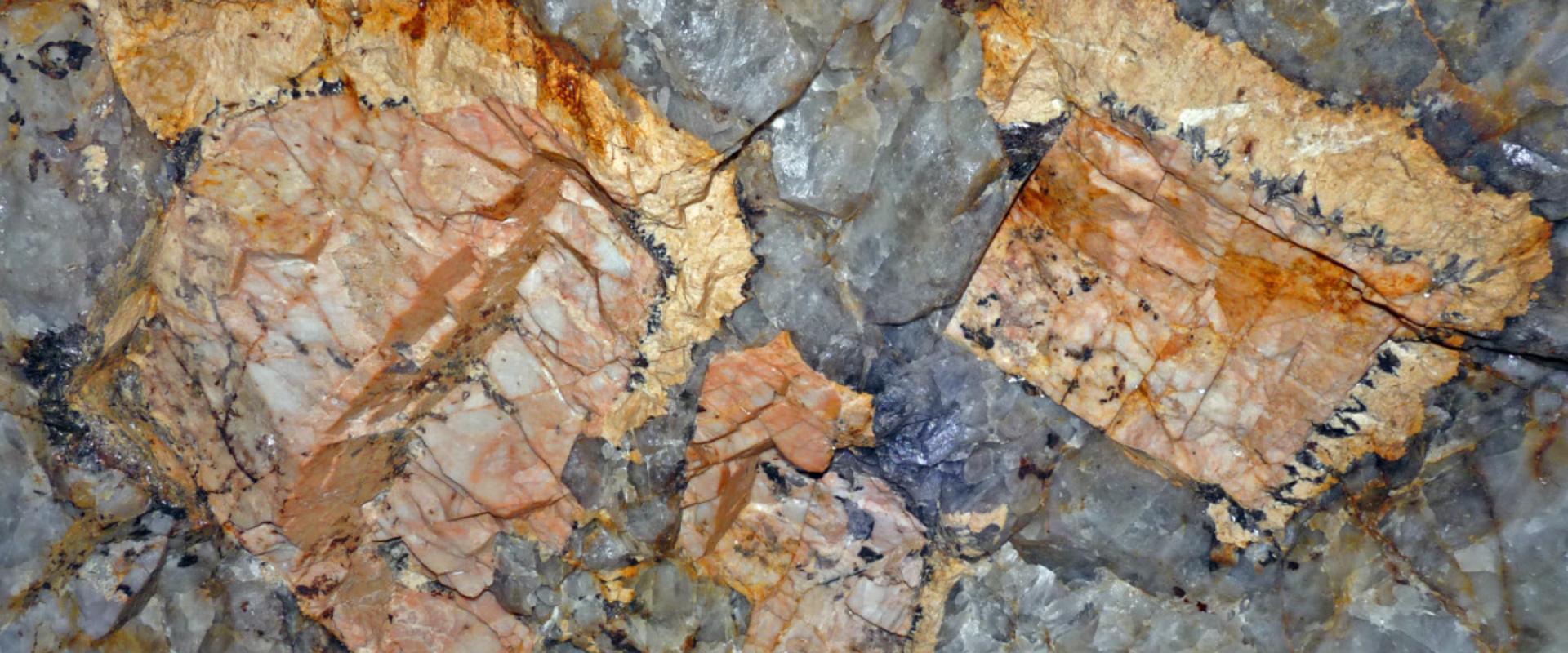 Pegmatites des monts d'Ambazac. Des roches contenant des métaux utilisées dans les technologies vertes (Haute-Vienne)