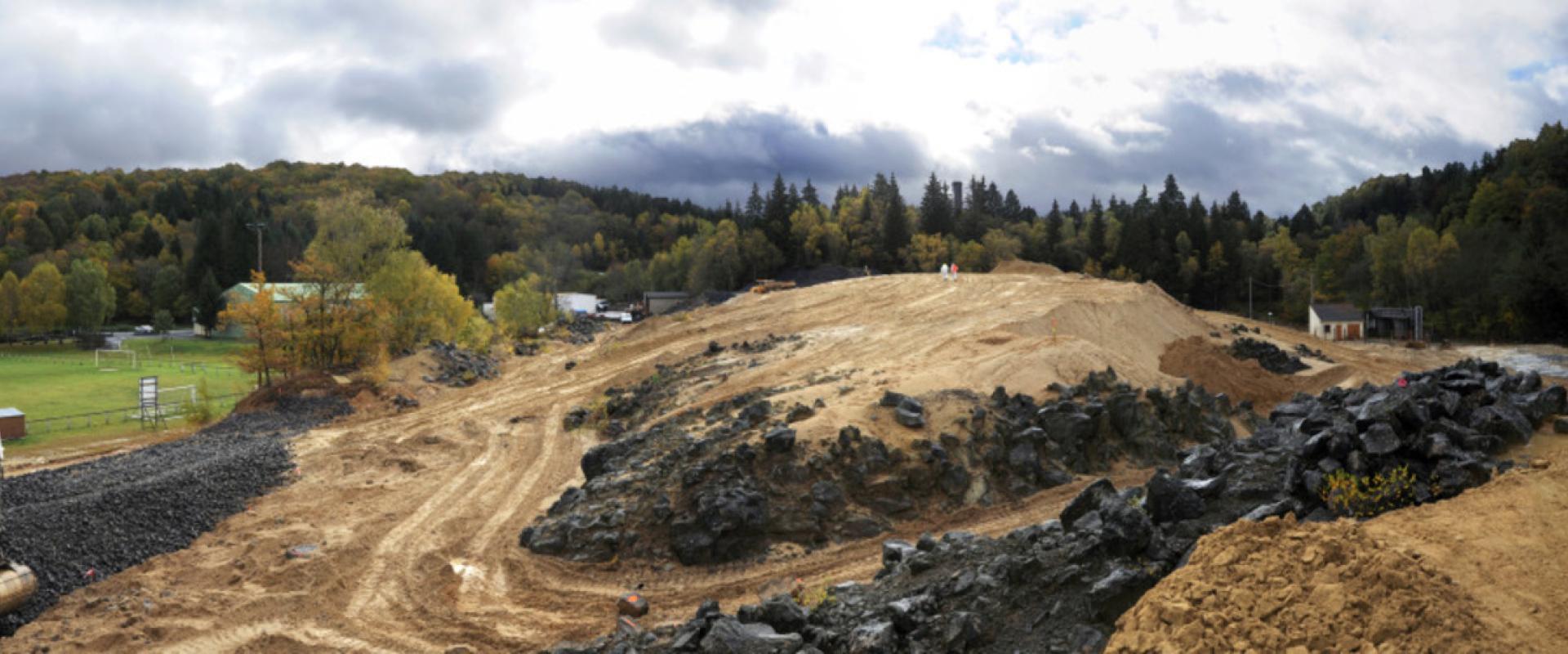 Travaux de réaménagement du dépôt de résidus de traitement de minerais de plomb argentifère de la concession de Pontgibaud (Puy-de-Dôme) - © BRGM Dépôts en cours de réaménagement