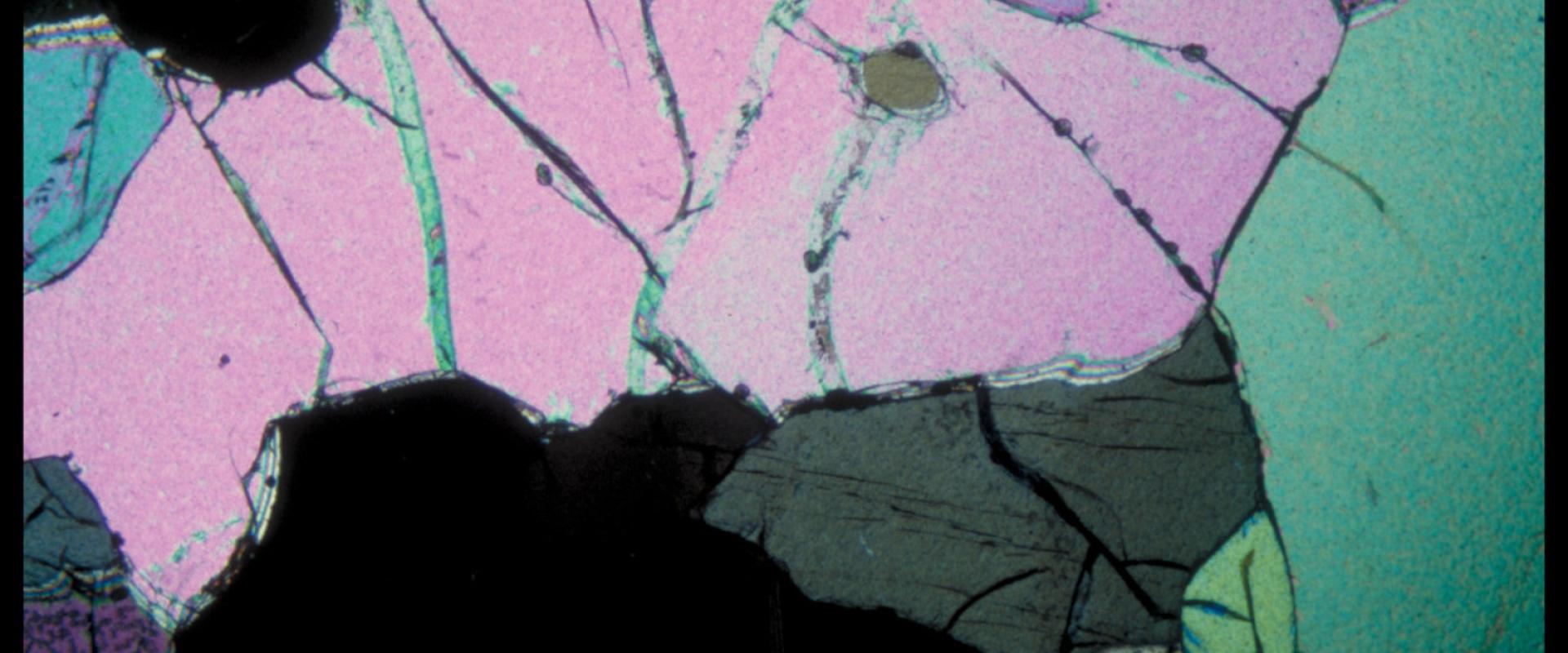 Lame mince d'olivine © BRGM - Elisabeth Le Goff