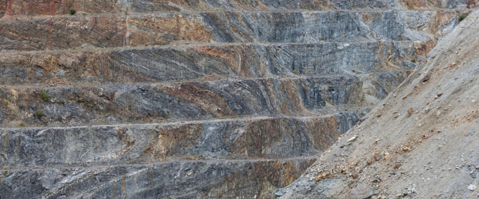 Ancienne mine à ciel ouvert entre Salsigne et Villanière (Aude).