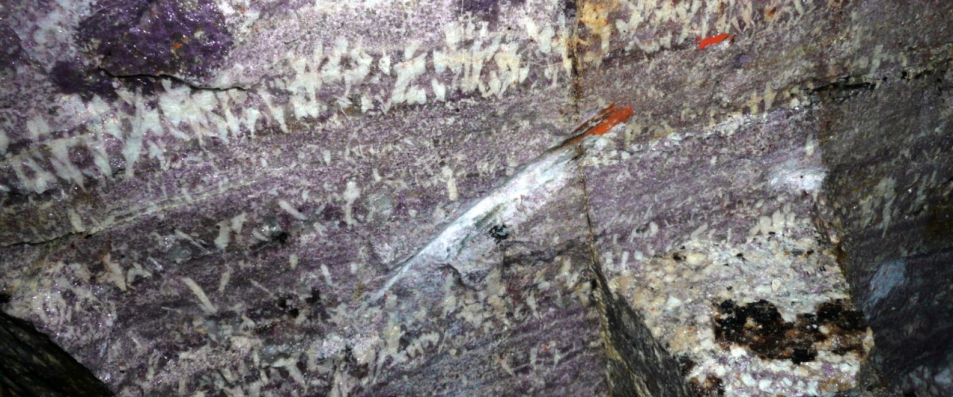 Aplites litées à lépidolite (violet, mica lithinifère), albite (blanc) et quartz des pegmatites de Chédeville (Haute-Vienne). - © BRGM - E. Gloaguen Pegmatites à métaux rares © BRGM - Eric Gloaguen