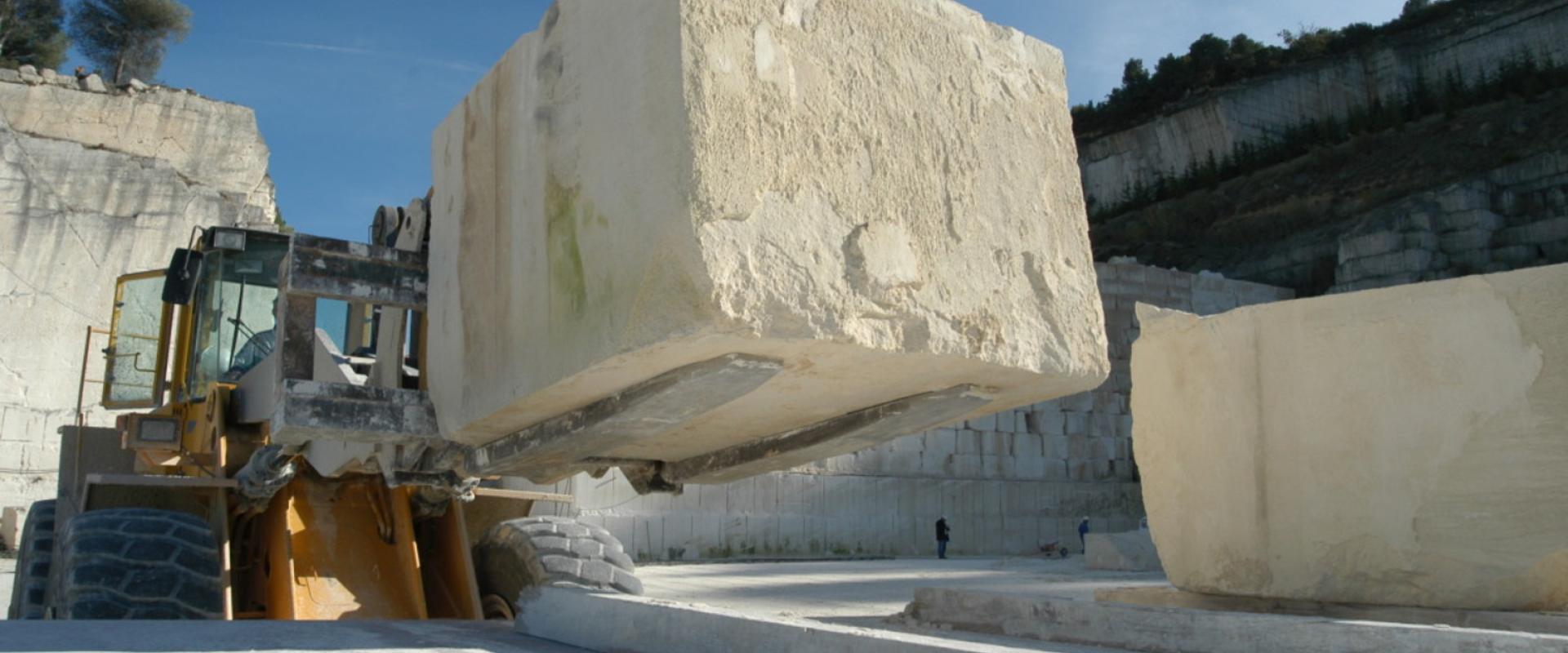 Blocs de Pierre du Midi, à la carrière d'Estaillade dans le Lubéron (Vaucluse). - © BRGM - François Michel La carrière d'Estaillade dans le Lubéron