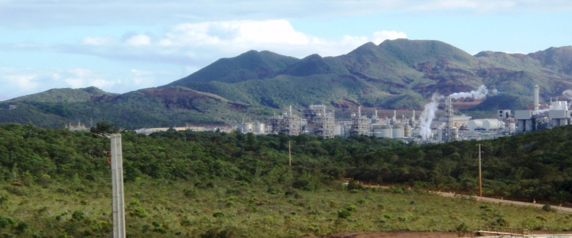 Vue d’une des usines de traitement par hydrométallurgie du minerai latéritique. Nickel et cobalt sont récupérés des différents types de minerai (Nouvelle-Calédonie) - © BRGM Usine de traitement par hydrométallurgie