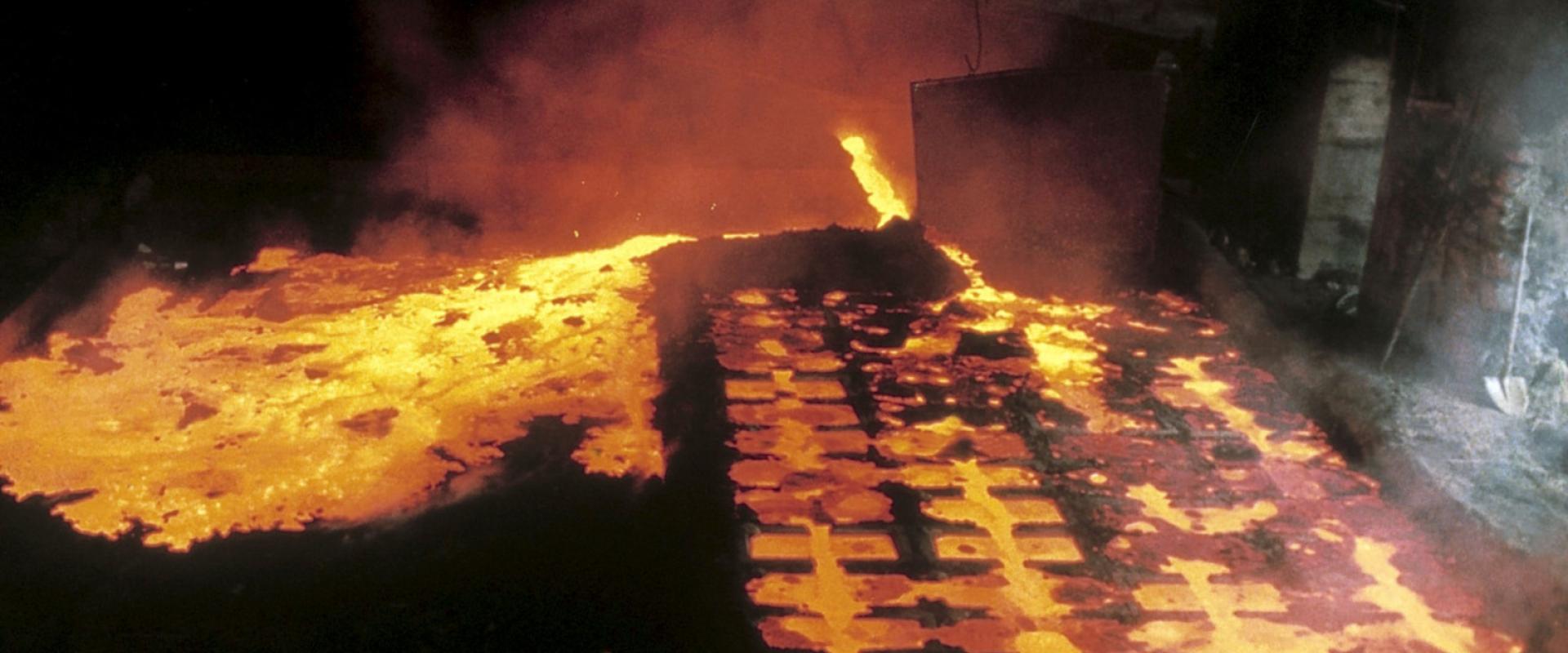 Une coulée de matte en lingots aurifères dans l'exploitation d'or de Salsigne (Aude, France, 1990) - © BRGM Exploitation d'or à Salsigne