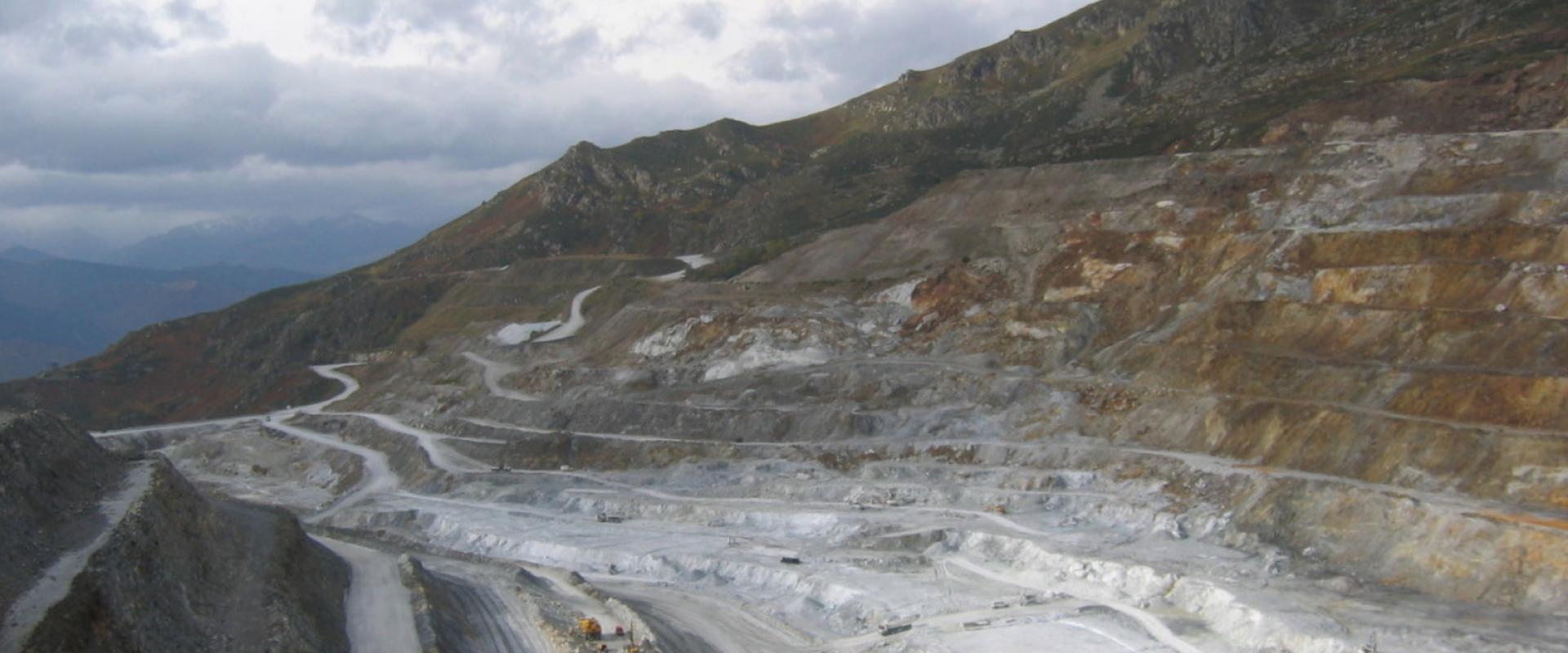 Gradins de la carrière de talc à Luzenac (Ariège)