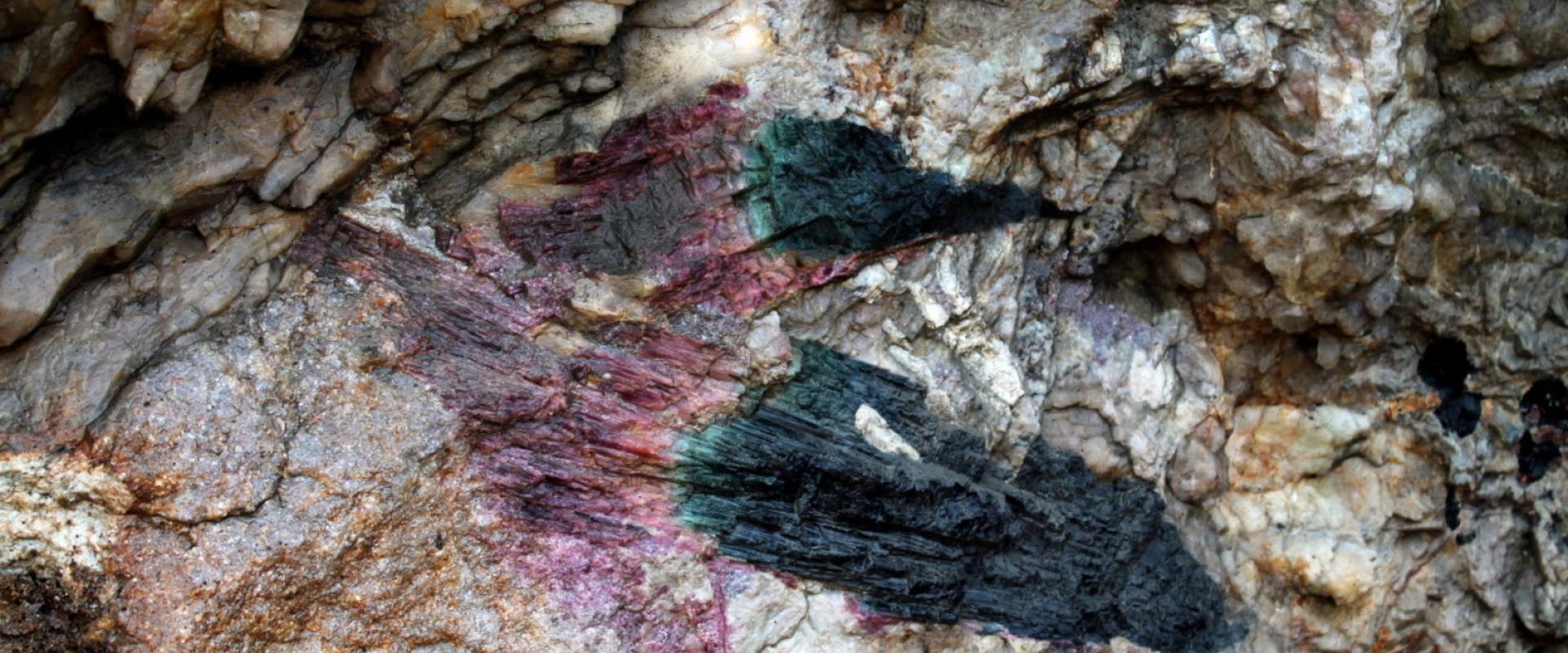 Elbaïte, gemme de la pegmatite de Mount Mica (Maine, Etats-Unis)