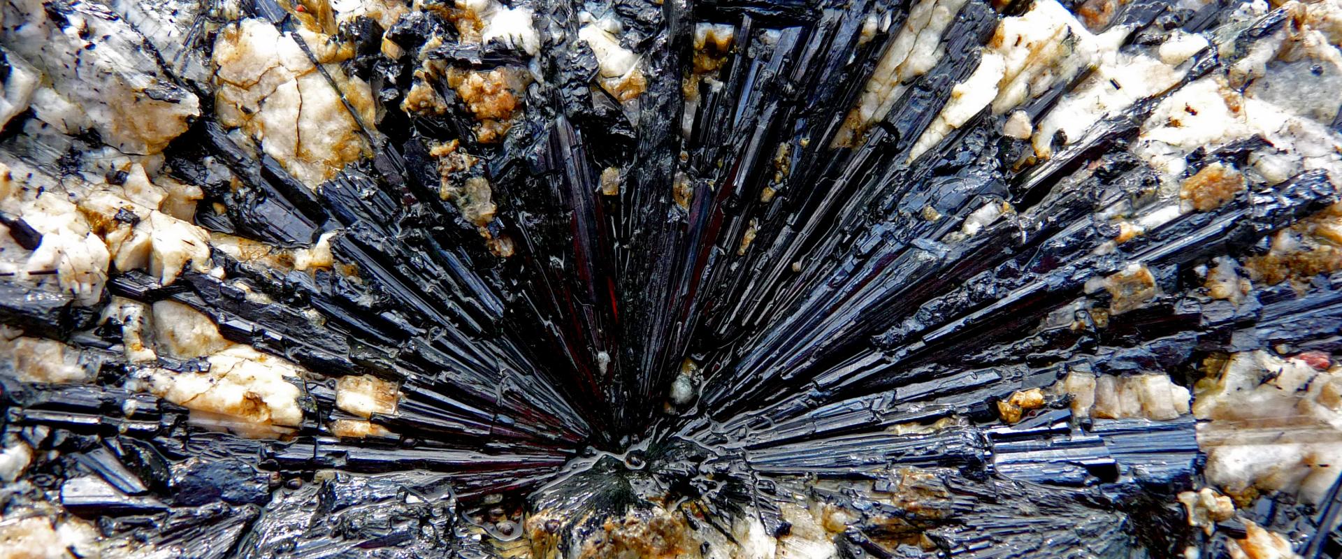 Arfvedsonite étoilée (amphibole sodique) du complexe alcalin à terres rares de Kringlerne (Fjord Kangerdluarssuq, Groenland). - © BRGM - N. Charles Arfvedsonite étoilée (amphibole sodique) du complexe alcalin à terres rares de Kringlerne au Groenland