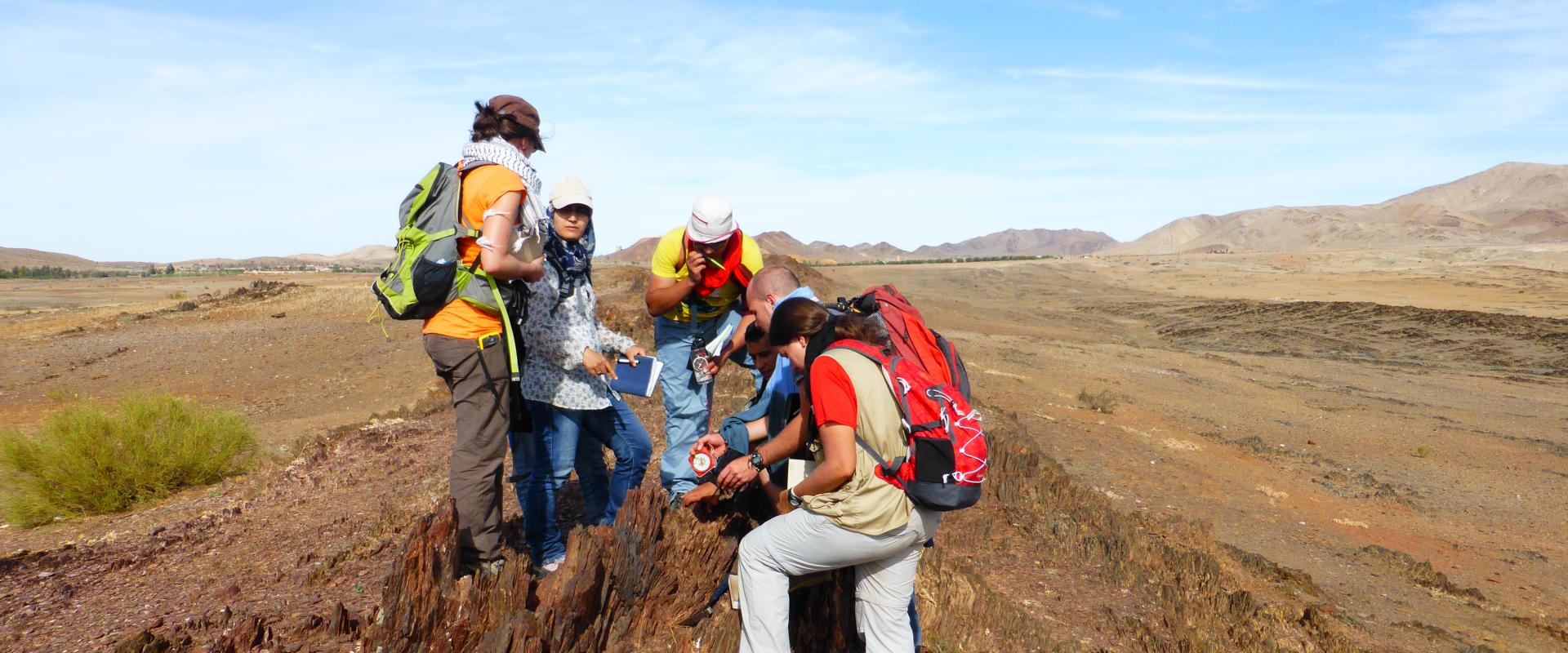 Formation sur le terrain d'étudiants en géologie