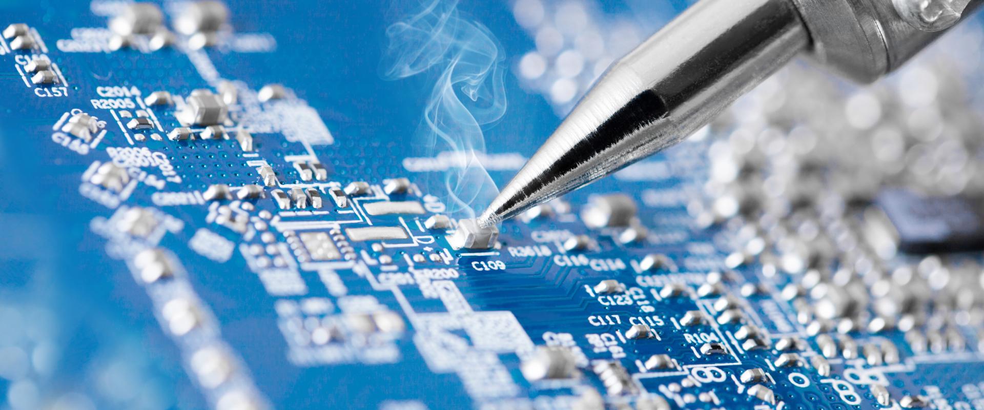 Utilisation d'étain dans les microsoudures d'un smartphone