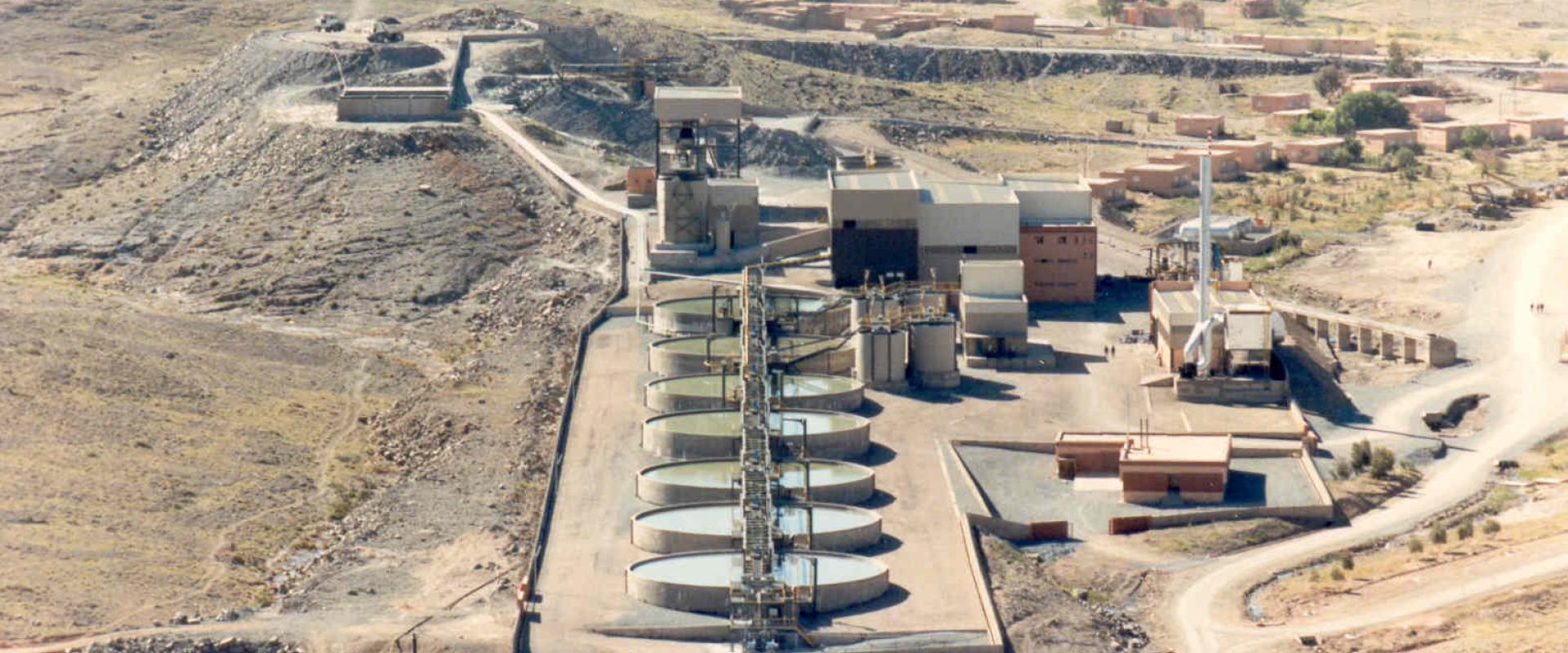 Vue de l'usine de traitement de la Société Métallurgique d'Imiter, unité de fusion pour la production de lingots (Maroc, 1988). - © BRGM - Jean-Marc Leistel Société Métallurgique d'Imiter au Maroc