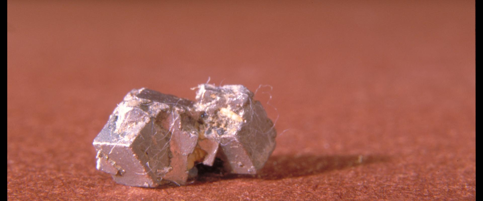 Un échantillon de platine de 8 mm. Vue de cristaux automorphes (Russie).