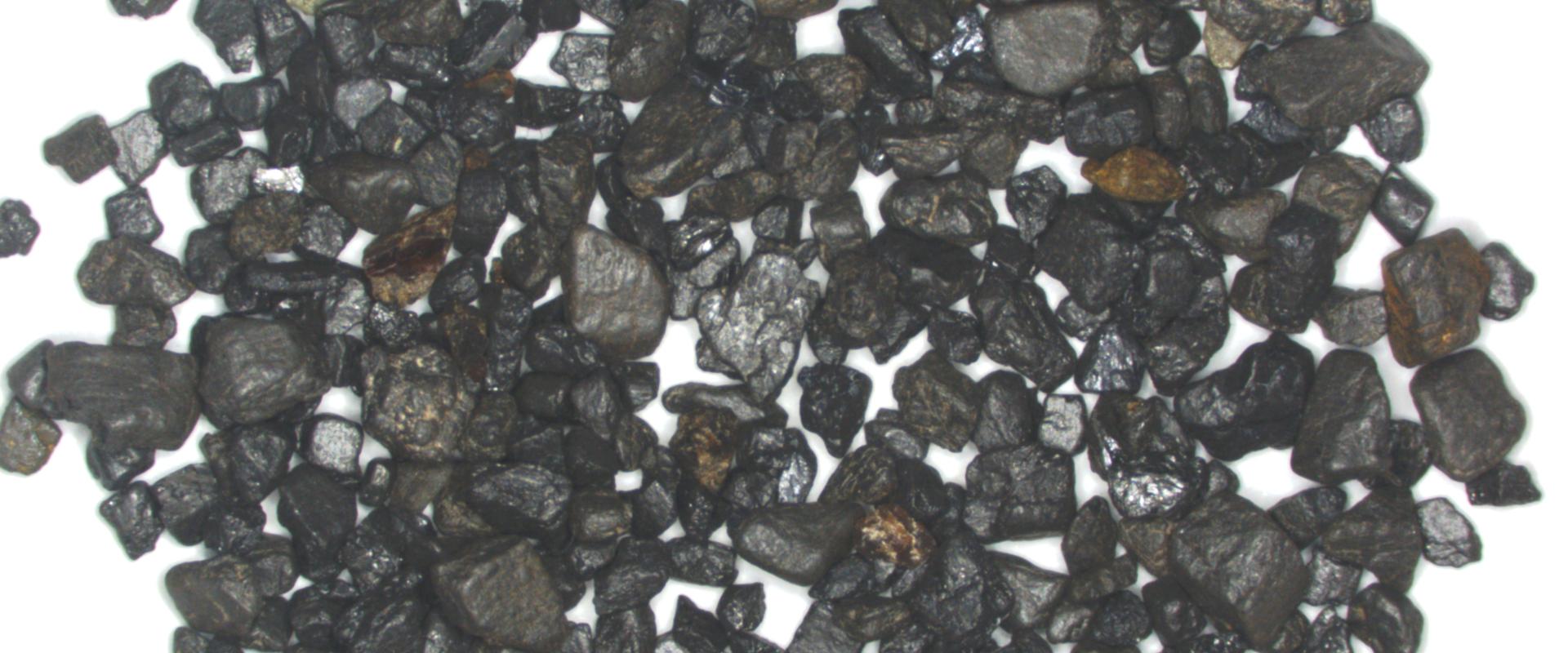 Grains de coltan (crique Vénus, Guyane) - © BRGM - Matthieu Chevillard Grains de coltan (crique Vénus, Guyane)