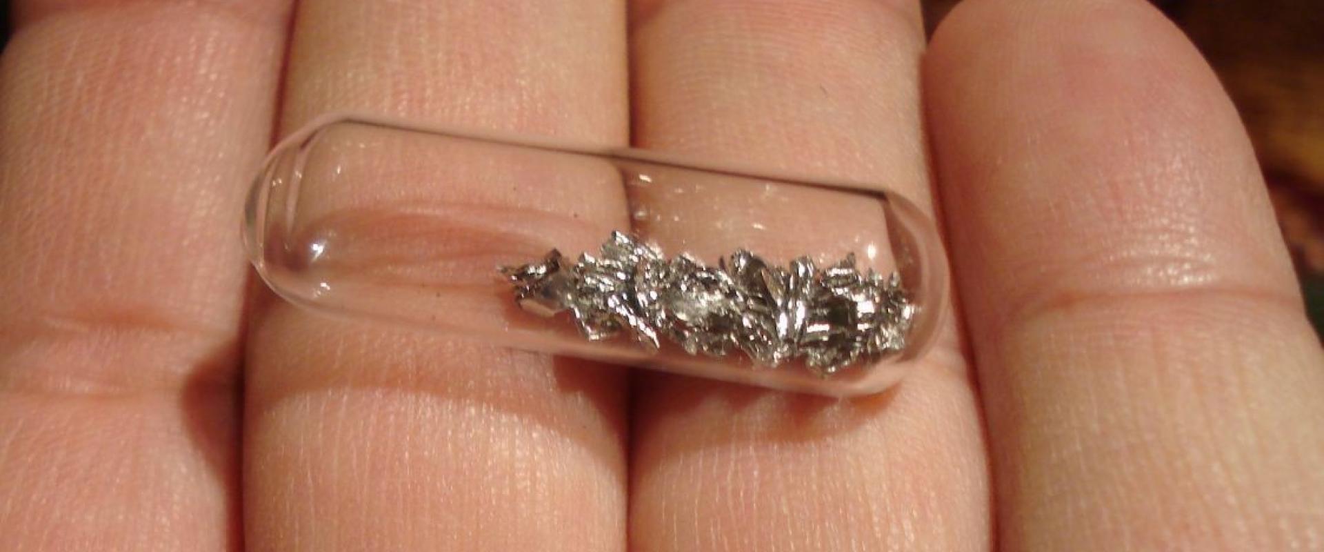 Ampoule d'Iridium - Sztyopa / Wikimedia Commons / Public Domain  Ampoule d'Iridium