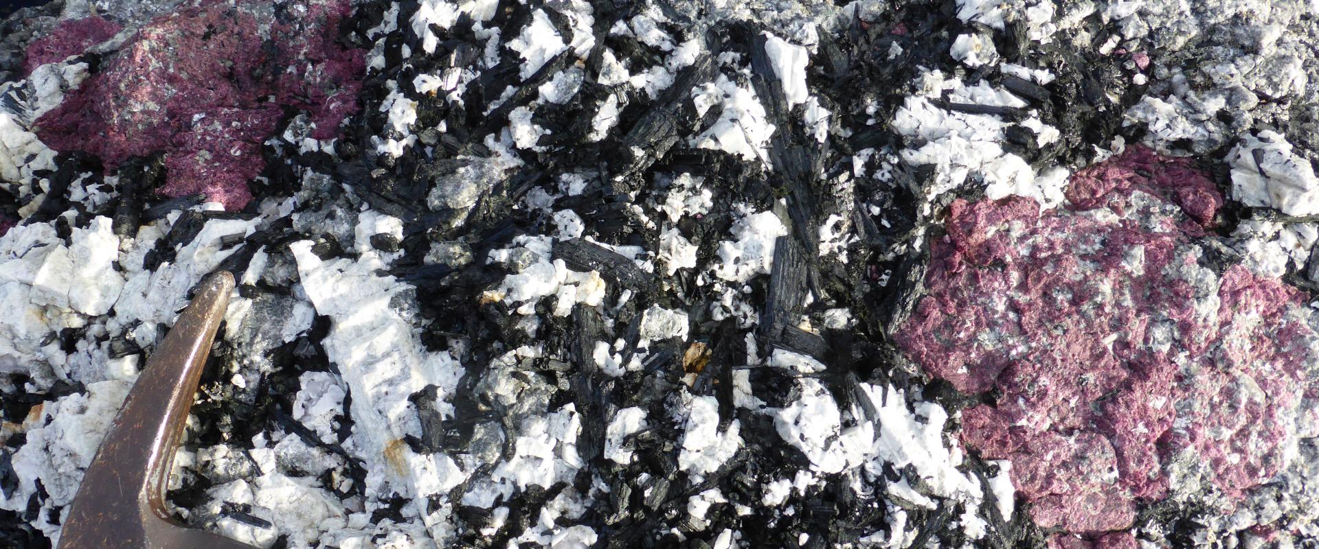 Pegmatite à eudialyte et feldspaths et amphibole du Groënland - © BRGM Pegmatite à eudialyte et feldspaths et amphibole du Groënland