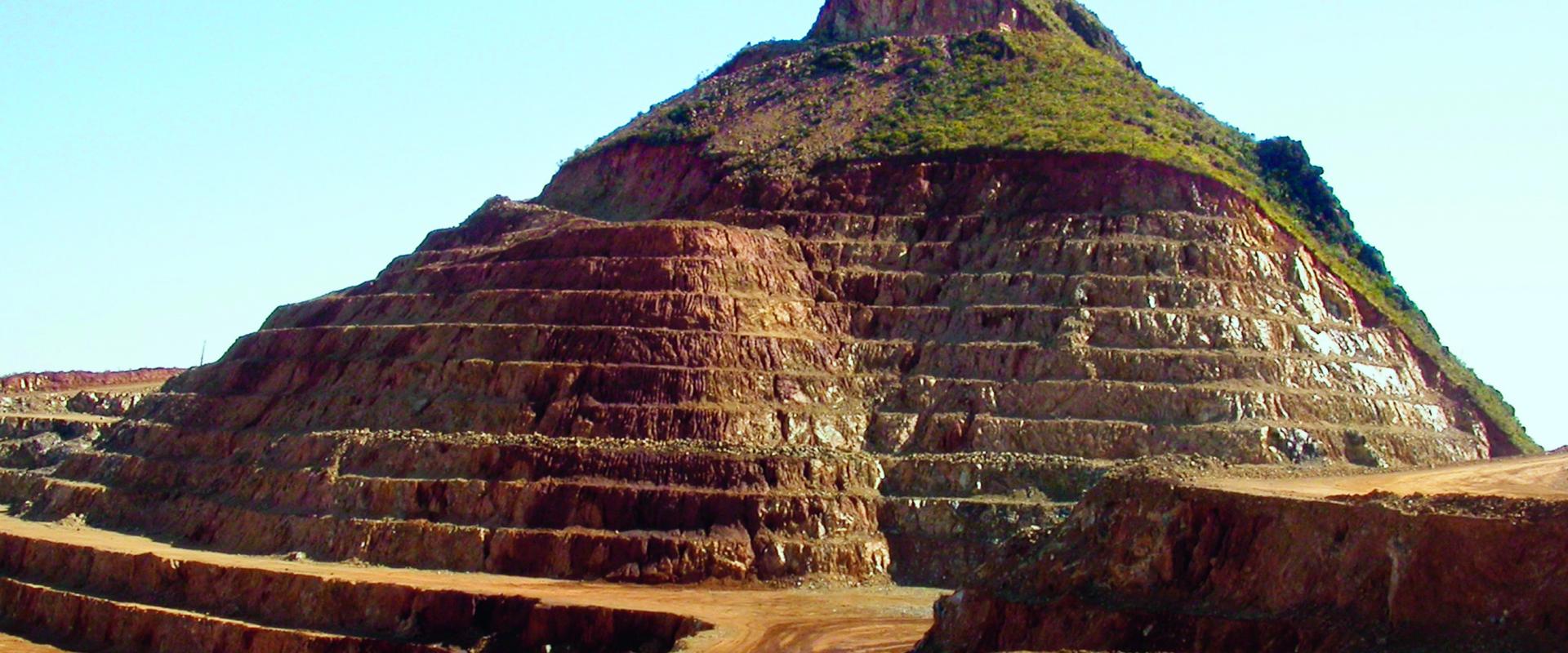 Une mine d’exploitation du nickel dans le massif de Kopeto (Nouvelle-Calédonie, 2000)