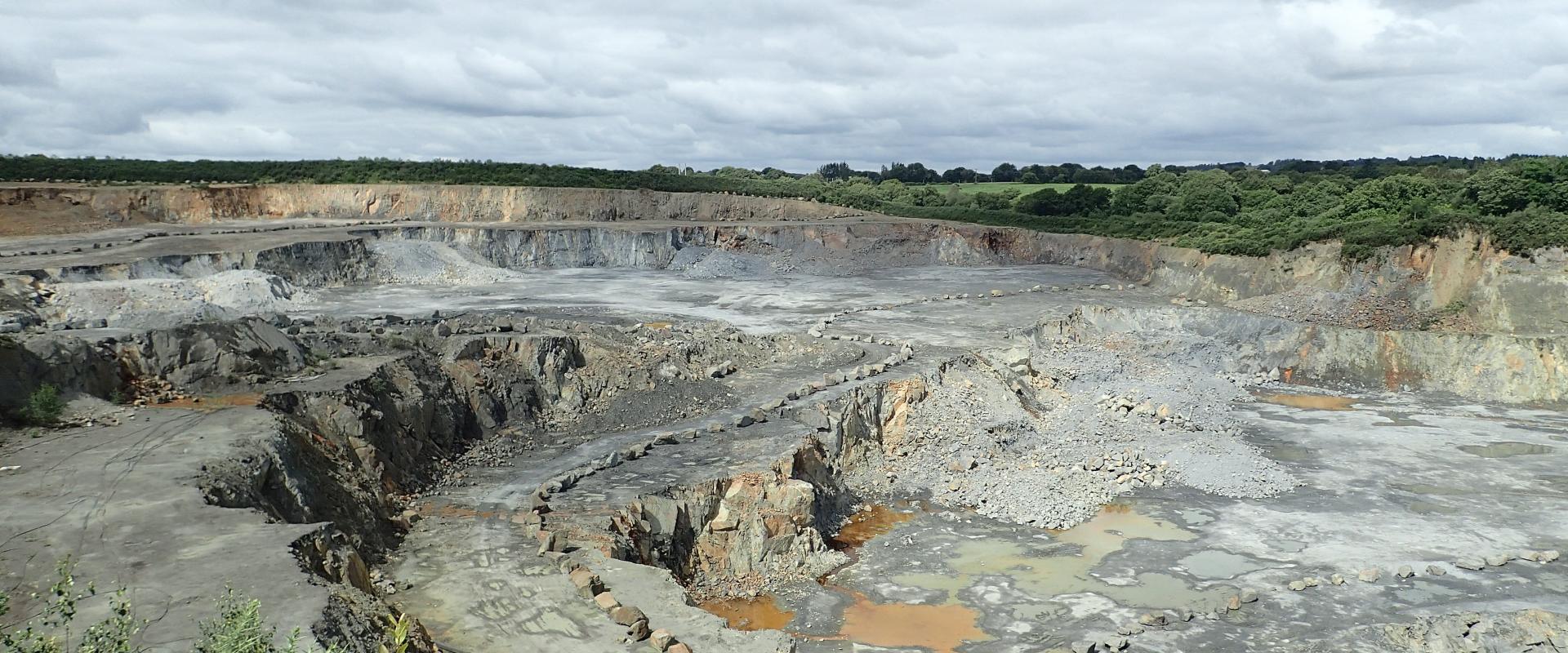Carrière d'andalousite à Glomel exploitée par IMERYS (Glomel, Côtes d'Armor, 2022).
