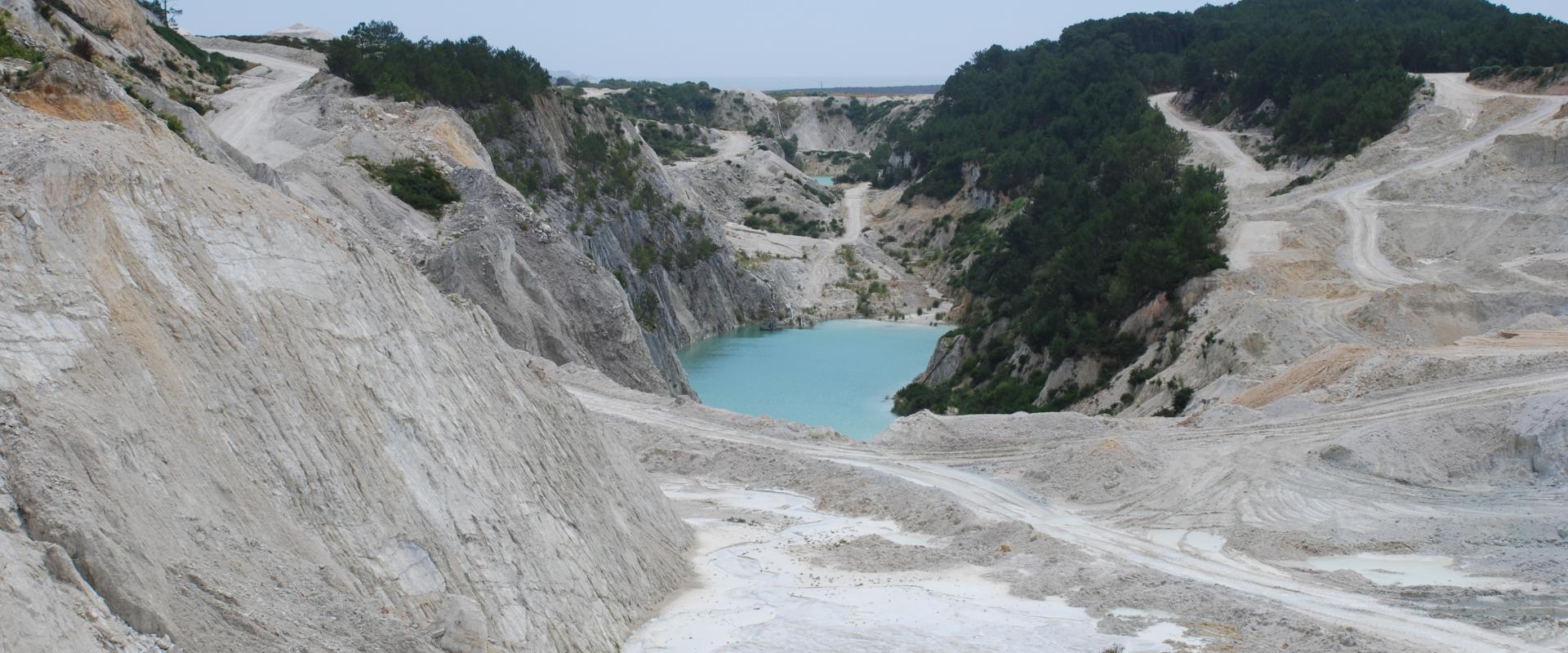Grande carrière de kaolin, vue générale (Ploemeur, Morbihan, France, 2007). - © BRGM - François Michel Grande carrière de kaolin, vue générale (Ploemeur, Morbihan, France, 2007).