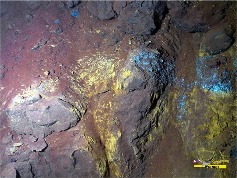 Affleurement de sulfures massifs oxydés en surface - © Ifremer Affleurement de sulfures massifs oxydés en surface