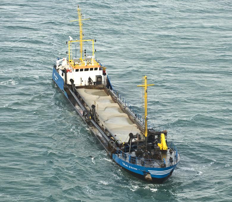Navire exploitant des granulats marins - Site Sables et graviers en mer (sablesetgraviersenmer.fr) Navire exploitant des granulats marins