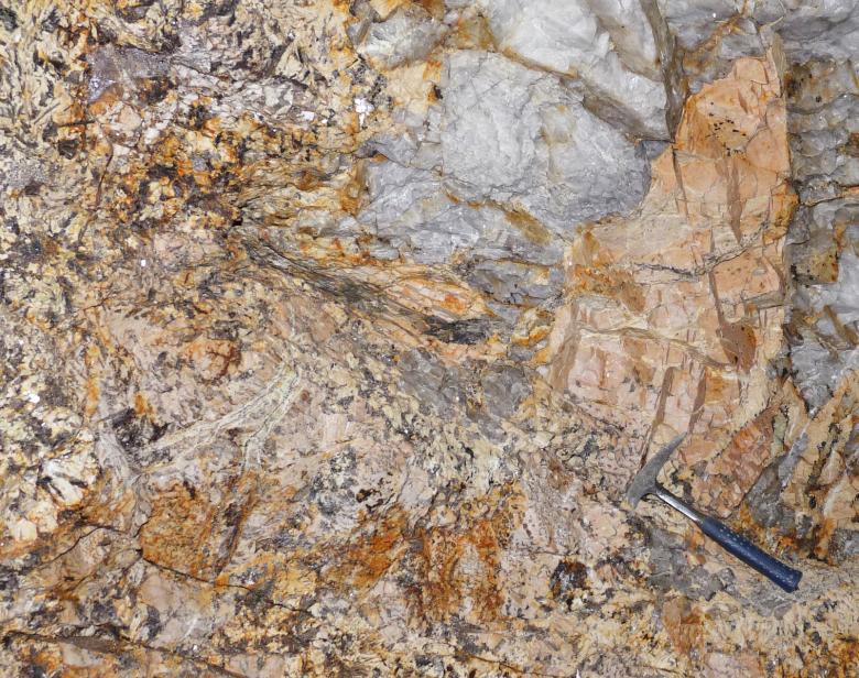 Feldspaths inclus dans une pegmatite. Monts d'Ambazac (Haute-Vienne). - BRGM - N. Charles Pegmatites des monts d'Ambazac (Haute-Vienne)